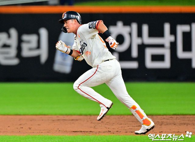 한화 이글스는 27일 서울 잠실구장에서 열리는 2025 신한 SOL Bank KBO리그 포스트시즌 LG와의 한국시리즈 2차전에 나선다. 선발투수로 류현진과 임찬규가 맞붙는 가운데, 한화는 톱타자를 변경해 황영묵(2루수)~루이스 리베라토(중견수)~문현빈(좌익수)~노시환(3루수)~채은성(1루수)~손아섭(지명타자)~하주석(유격수)~최인호(우익수)~최재훈(포수) 순의 선발 라인업을 꾸렸다. 엑스포츠뉴스DB