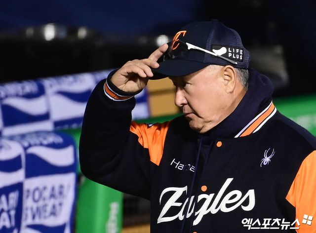 김경문 감독이 이끄는 한화 이글스가 27일 서울 잠실야구장에서 열린 2025 신한 SOL Bank KBO 포스트시즌 한국시리즈(7전 4선승제, LG 1승) 2차전에서 LG 트윈스에 5-13으로 졌다. 사진 김한준, 박지영 기자