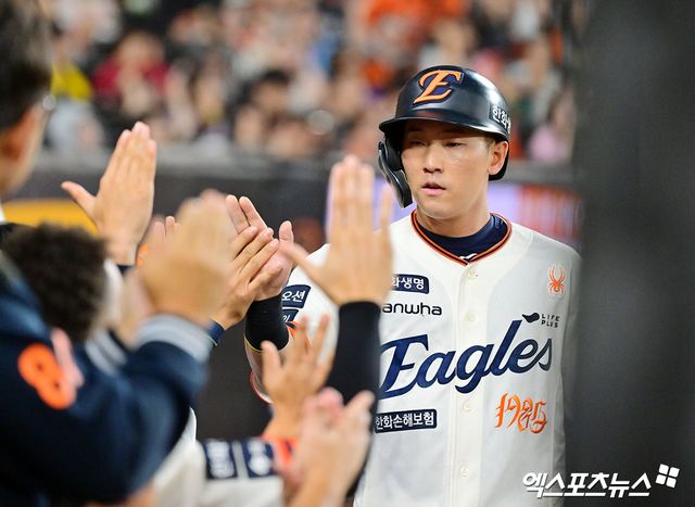 29일 오후 대전 한화생명 볼파크에서 열린 '2025 신한 SOL Bank KBO리그' LG 트윈스와 한화 이글스의 경기, 2회말 2사 3루 한화 황영묵이 최재훈의 1타점 적시타때 득점에 성공하고 있다. 엑스포츠뉴스DB