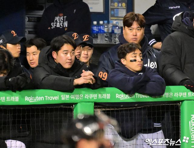 김경문 감독이 이끄는 한화 이글스가 27일 서울 잠실야구장에서 열린 2025 신한 SOL Bank KBO 포스트시즌 한국시리즈(7전 4선승제, LG 1승) 2차전에서 LG 트윈스에 5-13으로 완패, 2연패를 안고 오는 29일 3차전을 치르게 됐다. 사진 김한준, 박지영 기자