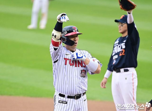 26일 오후 서울 송파구 잠실야구장에서 열린 '2025 신한 SOL Bank KBO 한국시리즈' 한화 이글스와 LG 트윈스의 1차전 경기, 6회말 2사 1,2루 LG 김현수가 적시타를 친 뒤 세리머니를 하고 있다. 잠실, 박지영 기자
