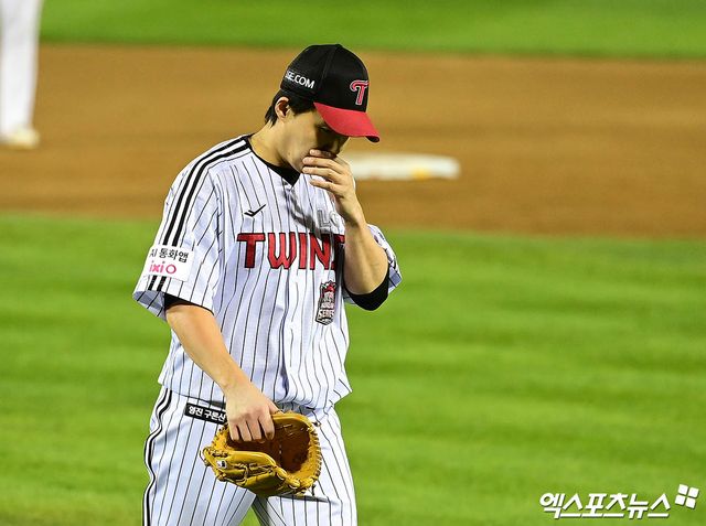 27일 오후 서울 송파구 잠실야구장에서 열린 '2025 신한 SOL Bank KBO 한국시리즈' 한화 이글스와 LG 트윈스의 2차전 경기, 4회말 1사 만루 LG 선발투수 임찬규가 강판되어 마운드를 내려가고 있다. 잠실, 박지영 기자
