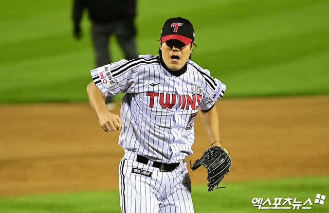 27일 오후 서울 송파구 잠실야구장에서 열린 '2025 신한 SOL Bank KBO 한국시리즈' 한화 이글스와 LG 트윈스의 2차전 경기, 4회초 2사 만루 LG 김진성이 한화 노시환을 헛스윙 삼진 아웃으로 잡아낸 뒤 기뻐하고 있다. 잠실, 박지영 기자