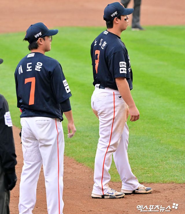 26일 오후 서울 송파구 잠실야구장에서 열린 '2025 신한 SOL Bank KBO 한국시리즈' 한화 이글스와 LG 트윈스의 1차전 경기, 6회말 2사 1,2루 한화 이도윤과 노시환이 LG 홍창기의 홈 쇄도를 바라보고 있다. 엑스포츠뉴스DB