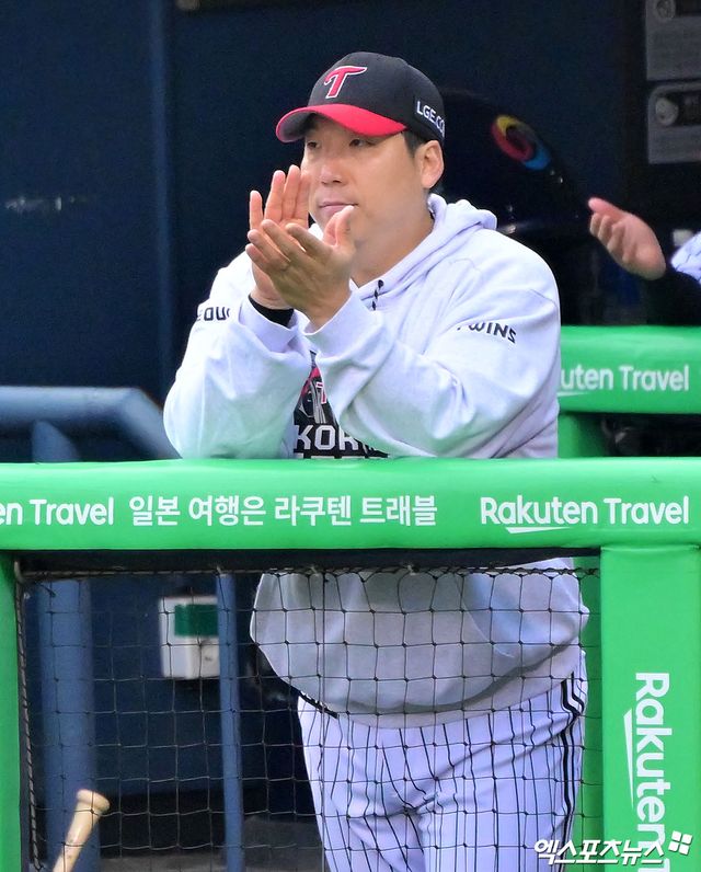26일 오후 서울 송파구 잠실야구장에서 열린 '2025 신한 SOL Bank KBO 한국시리즈' 한화 이글스와 LG 트윈스의 1차전 경기, 8회초 LG 김현수가 김진성의 투구에 박수를 보내고 있다. 잠실, 김한준 기자