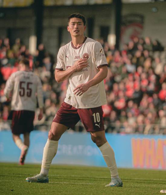 한국 국가대표 공격수 조규성이 소속팀 미트윌란 경기서 시즌 첫 풀타임을 뛰며 시즌 4호골을 신고했다. 조규성은 26일(한국시간) 덴마크 프레데리시아의 몬야사 파크에서 열린 프레데리시아와의 2025-2026시즌 수페르리가 13라운드 원정에서 1-0으로 앞서던 전반 34분 상대 골망을 흔들었다. 미트윌란