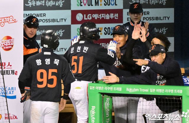 한화 이글스 문현빈(왼쪽 세 번째)이 27일 서울 잠실야구장에서 열린 2025 신한 SOL Bank KBO 포스트시즌 한국시리즈(7전 4선승제, LG 1승) 2차전에서 1회초 LG 트윈스 임찬규를 상대로 선제 2점 홈런을 기록했다. 사진 김한준, 박지영 기자