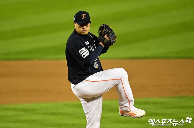 27일 오후 서울 송파구 잠실야구장에서 열린 '2025 신한 SOL Bank KBO 한국시리즈' 한화 이글스와 LG 트윈스의 2차전 경기, 1회말 한화 선발투수 류현진이 역투하고 있다. 잠실, 박지영 기자