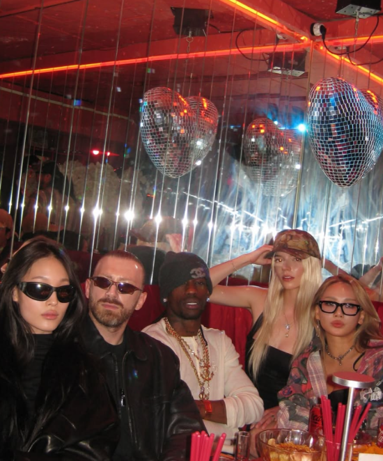 (왼쪽부터) 애니, 구람 바잘리아, 트래비스 스콧, 안야 테일러 조이, CL.