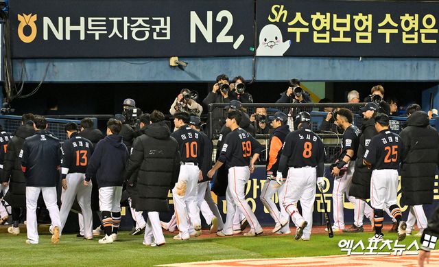 김경문 감독이 이끄는 한화 이글스가 27일 서울 잠실야구장에서 열린 2025 신한 SOL Bank KBO 포스트시즌 한국시리즈(7전 4선승제, LG 1승) 2차전에서 LG 트윈스에 5-13으로 완패, 2연패를 안고 오는 29일 3차전을 치르게 됐다. 사진 김한준, 박지영 기자