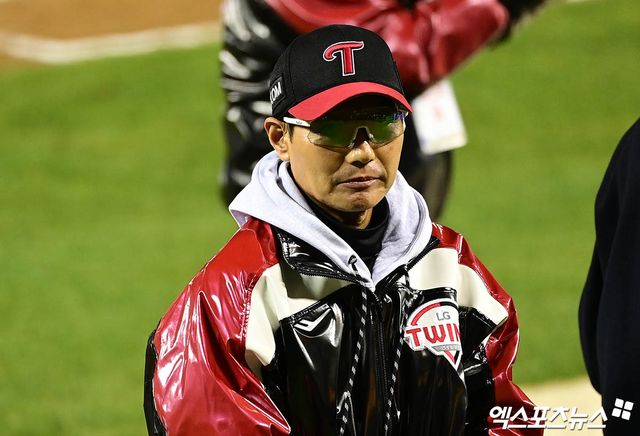 염경엽 감독이 이끄는 LG 트윈스가 27일 서울 잠실야구장에서 열린 2025 신한 SOL Bank KBO 포스트시즌 한국시리즈(7전 4선승제, LG 1승) 2차전에서 한화 이글스를 13-5로 완파했다. 사진 김한준, 박지영 기자