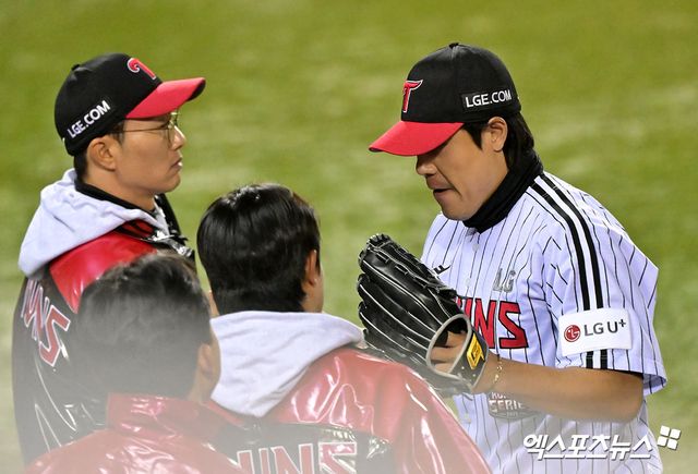 27일 오후 서울 송파구 잠실야구장에서 열린 '2025 신한 SOL Bank KBO 한국시리즈' 한화 이글스와 LG 트윈스의 2차전 경기, 4회초 수비를 마친 LG 김진성이 더그아웃으로 향하고 있다. 잠실, 김한준 기자