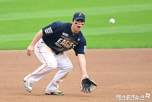 26일 오후 서울 송파구 잠실야구장에서 열린 '2025 신한 SOL Bank KBO 한국시리즈' 한화 이글스와 LG 트윈스의 1차전 경기, 7회말 한화 3루수 노시환이 LG 박동원의 땅볼 타구를 수비하고 있다. 엑스포츠뉴스DB