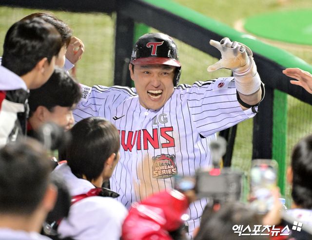 LG 트윈스 포수 박동원이 27일 서울 잠실야구장에서 열린 2025 신한 SOL Bank KBO 포스트시즌 한국시리즈(7전 4선승제, LG 1승) 2차전에서 한화 이글스를 상대로 2안타 1홈런 4타점을 기록, 팀 승리를 이끌었다. 사진 김한준, 박지영 기자