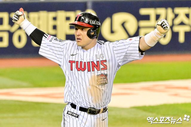 LG 트윈스 포수 박동원이 27일 서울 잠실야구장에서 열린 2025 신한 SOL Bank KBO 포스트시즌 한국시리즈(7전 4선승제, LG 1승) 2차전에서 3회말 한화 이글스 선발투수 류현진을 상대로 2점 홈런을 기록했다. 사진 김한준, 박지영 기자