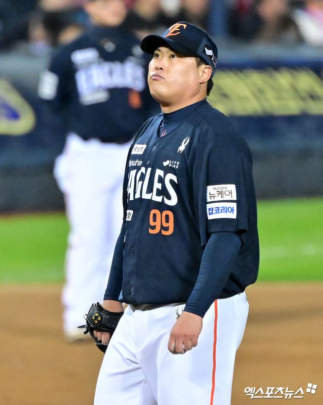 27일 오후 서울 송파구 잠실야구장에서 열린 '2025 신한 SOL Bank KBO 한국시리즈' 한화 이글스와 LG 트윈스의 2차전 경기, 3회말 2사 1루 한화 류현진이 LG 박동원에게 투런 홈런을 허용한 후 아쉬워하고 있다. 잠실, 김한준 기자