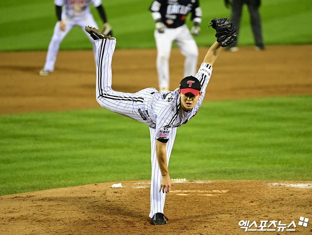 LG 트윈스 우완 파이어볼러 유망주 김영우가 지난 27일 서울 잠실야구장에서 열린 2025 신한 SOL Bank KBO 포스트시즌 한국시리즈(7전 4선승제, LG 1승) 2차전에서 한화 이글스를 상대로 ⅓이닝 1볼넷 무실점을 기록했다. 사진 김한준, 박지영 기자