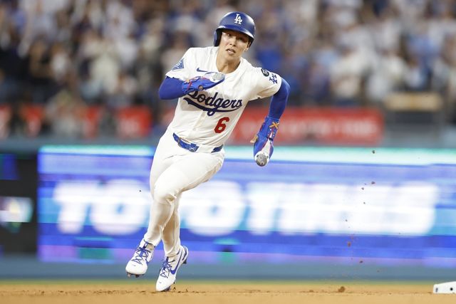 미국 메이저리그 LA 다저스의 김혜성이 28일(한국시간) 미국 캘리포니아주 로스앤젤레스의 다저스타디움에서 열리는 토론토 블루제이스와 2025 메이저리그 포스트시즌 월드시리즈(WS, 7전 4선승제, 다저스 1승1패) 3차전 선발 라인업에서 제외됐다. 사진 연합뉴스