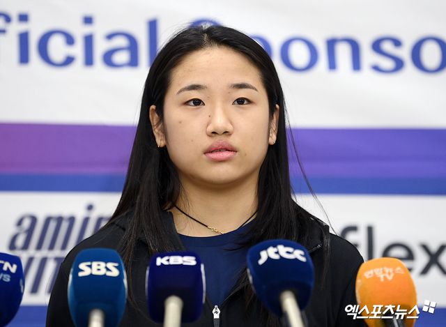 여자 배드민턴 단식 세계랭킹 1위 안세영이 프랑스 오픈 우승을 차지한 뒤 28일 인천국제공항 제2여객터미널을 통해 귀국했다. 사진 고아라 기자