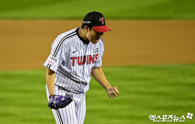 27일 오후 서울 송파구 잠실야구장에서 열린 '2025 신한 SOL Bank KBO 한국시리즈' 한화 이글스와 LG 트윈스의 2차전 경기, 6회초 LG 투수 송승기가 삼자범퇴로 이닝을 마친 뒤 포효하고 있다. 잠실, 박지영 기자