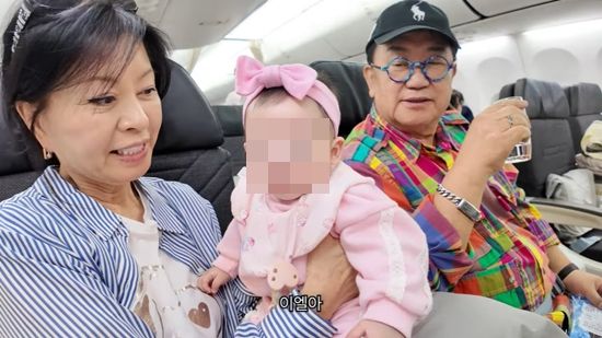 비행기에 탑승한 이용식 가족. 사진=유튜브 채널 '아뽀TV'