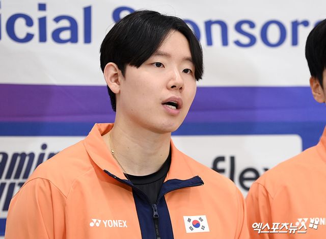 남자 배드민턴 복식 세계랭킹 1위 서승재가 2025 세계배드민턴연맹(BWF) 월드투어 슈퍼 750 프랑스오픈 남자복식 우승을 차지한 서승재(왼쪽), 김원호가 28일 인천국제공항 제2여객터미널을 통해 귀국한 자리에서 인터뷰를 진행했다. 사진 고아라 기자