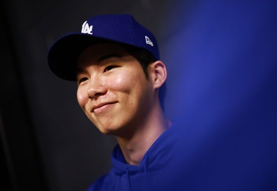 LA 다저스 유틸리티 플레이어 김혜성이 연장 18이닝 혈투에도 대주자 출전조차 없었다. 다저스 데이브 로버츠 감독 머릿속에 김혜성의 존재감이 거의 사라진 분위기다.&nbsp;다저스는 28일 미국 캘리포니아주 로스앤젤레스 다저스타디움에서 토론토 블루제이스와 2025 메이저리그(MLB) 월드시리즈 3차전을 치러 6-5로 승리했다.&nbsp;18회까지 치르면서 6시간39분이나 걸린 엄청난 혈투였지만 김혜성은 전혀 모습을 드러내지 않았다. 연합뉴스