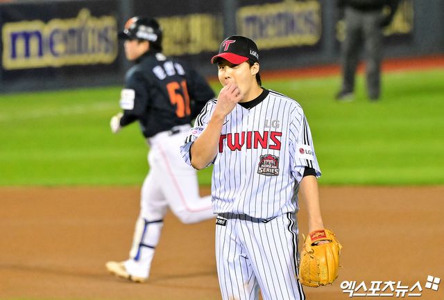LG 트윈스 투수 임찬규가 지난 27일 서울 잠실야구장에서 열린 2025 신한 SOL Bank KBO 포스트시즌 한국시리즈(7전 4선승제, LG 1승) 2차전에서 한화 이글스를 상대로 3.1이닝 5실점을 기록했다. 사진 김한준, 박지영 기자