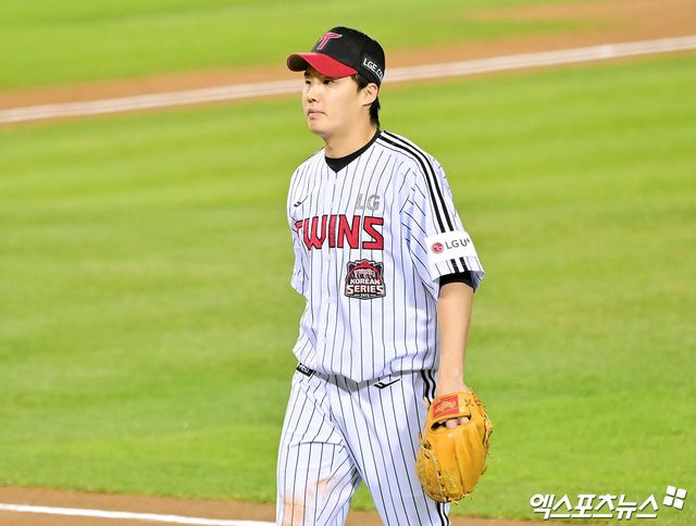 LG 트윈스 투수 임찬규가 지난 27일 서울 잠실야구장에서 열린 2025 신한 SOL Bank KBO 포스트시즌 한국시리즈(7전 4선승제, LG 1승) 2차전에서 한화 이글스를 상대로 3.1이닝 5실점을 기록했다. 사진 김한준, 박지영 기자