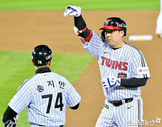27일 오후 서울 송파구 잠실야구장에서 열린 '2025 신한 SOL Bank KBO 한국시리즈' 한화 이글스와 LG 트윈스의 2차전 경기, 2회말 LG 김현수가 중전안타를 날리고 있다. 잠실, 김한준 기자