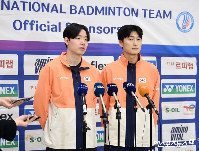 2025 세계배드민턴연맹(BWF) 월드투어 슈퍼 750 프랑스오픈 남자복식 우승을 차지한 서승재(왼쪽), 김원호가 28일 인천국제공항 제2여객터미널을 통해 귀국한 자리에서 인터뷰를 진행했다. 사진 고아라 기자