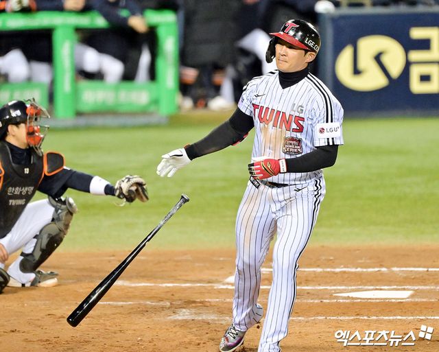27일 오후 서울 송파구 잠실야구장에서 열린 '2025 신한 SOL Bank KBO 한국시리즈' 한화 이글스와 LG 트윈스의 2차전 경기, 2회말 무사 1,3루 LG 오지환이 볼넷으로 출루하고 있다. 잠실, 김한준 기자