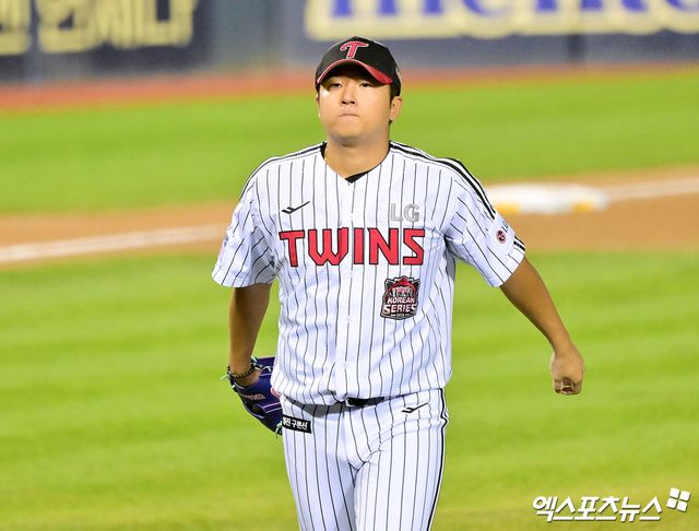 27일 오후 서울 송파구 잠실야구장에서 열린 '2025 신한 SOL Bank KBO 한국시리즈' 한화 이글스와 LG 트윈스의 2차전 경기, 7회초 수비를 마친 LG 송승기가 더그아웃으로 향하고 있다. 잠실, 김한준 기자