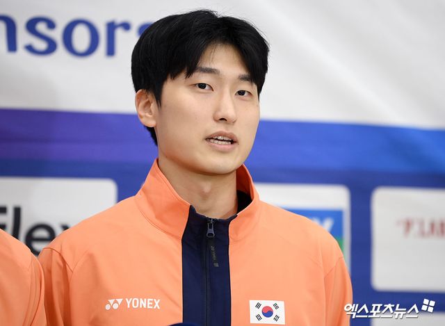 남자 배드민턴 복식 세계랭킹 1위 김원호가 2025 세계배드민턴연맹(BWF) 월드투어 슈퍼 750 프랑스오픈 남자복식 우승을 차지한 서승재(왼쪽), 김원호가 28일 인천국제공항 제2여객터미널을 통해 귀국한 자리에서 인터뷰를 진행했다. 사진 고아라 기자
