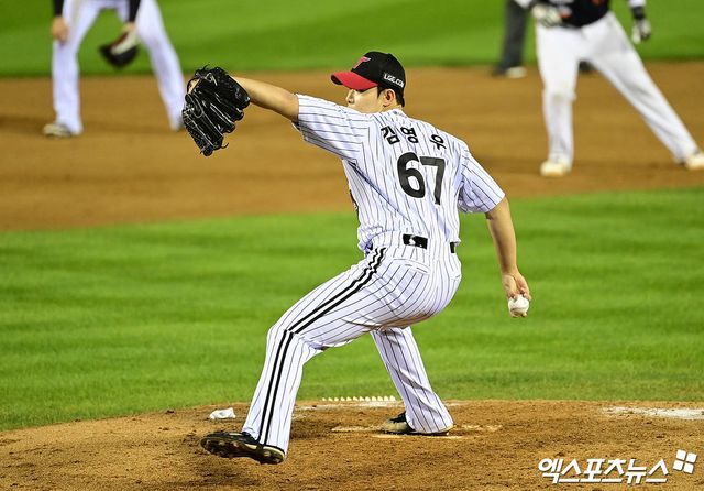 LG 트윈스 우완 파이어볼러 유망주 김영우가 지난 27일 서울 잠실야구장에서 열린 2025 신한 SOL Bank KBO 포스트시즌 한국시리즈(7전 4선승제, LG 1승) 2차전에서 한화 이글스를 상대로 ⅓이닝 1볼넷 무실점을 기록했다. 사진 김한준, 박지영 기자