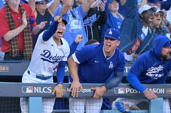 LA 다저스 유틸리티 플레이어 김혜성이 연장 18이닝 혈투에도 대주자 출전조차 없었다. 다저스 데이브 로버츠 감독 머릿속에 김혜성의 존재감이 거의 사라진 분위기다.&nbsp;다저스는 28일 미국 캘리포니아주 로스앤젤레스 다저스타디움에서 토론토 블루제이스와 2025 메이저리그(MLB) 월드시리즈 3차전을 치러 6-5로 승리했다.&nbsp;18회까지 치르면서 6시간39분이나 걸린 엄청난 혈투였지만 김혜성은 전혀 모습을 드러내지 않았다. 연합뉴스