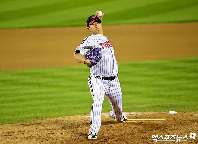 27일 오후 서울 송파구 잠실야구장에서 열린 '2025 신한 SOL Bank KBO 한국시리즈' 한화 이글스와 LG 트윈스의 2차전 경기, 6회초 LG 송승기가 역투하고 있다. 잠실, 박지영 기자