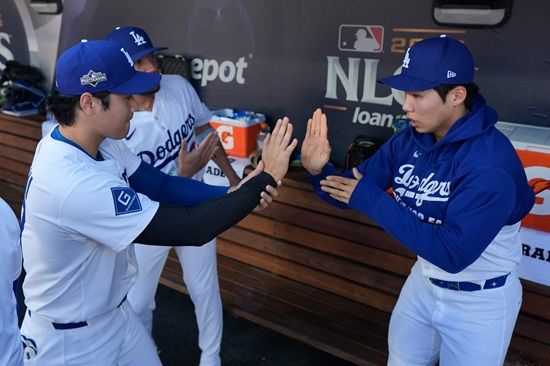 LA 다저스 유틸리티 플레이어 김혜성이 연장 18이닝 혈투에도 대주자 출전조차 없었다. 다저스 데이브 로버츠 감독 머릿속에 김혜성의 존재감이 거의 사라진 분위기다.&nbsp;다저스는 28일 미국 캘리포니아주 로스앤젤레스 다저스타디움에서 토론토 블루제이스와 2025 메이저리그(MLB) 월드시리즈 3차전을 치러 6-5로 승리했다.&nbsp;18회까지 치르면서 6시간39분이나 걸린 엄청난 혈투였지만 김혜성은 전혀 모습을 드러내지 않았다. 연합뉴스