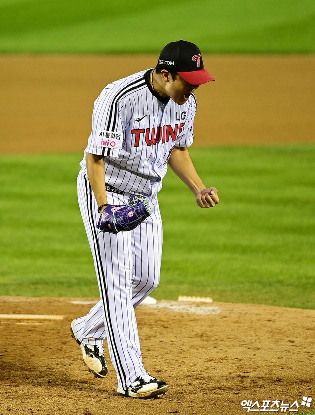 27일 오후 서울 송파구 잠실야구장에서 열린 '2025 신한 SOL Bank KBO 한국시리즈' 한화 이글스와 LG 트윈스의 2차전 경기, 6회초 LG 투수 송승기가 삼자범퇴로 이닝을 마친 뒤 포효하고 있다. 잠실, 박지영 기자