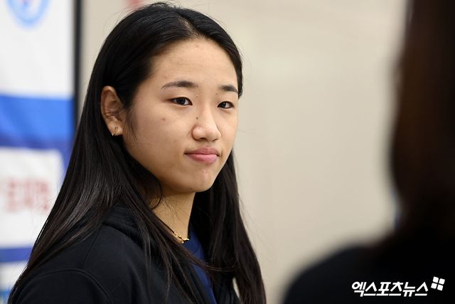 여자 배드민턴 단식 세계랭킹 1위 안세영이 프랑스 오픈 우승을 차지한 뒤 28일 인천국제공항 제2여객터미널을 통해 귀국했다. 사진 고아라 기자