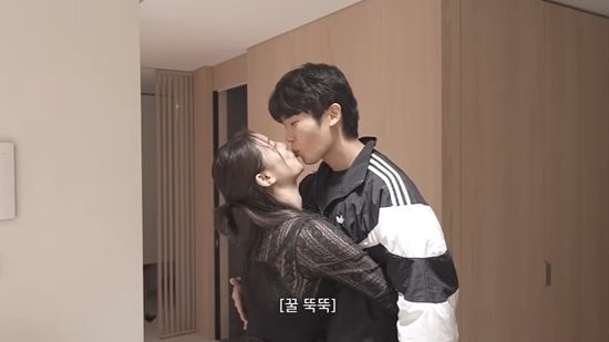 생일을 축하하는 에일리, 최시훈 부부. 사진=유튜브 채널 '일리네 결혼일기'