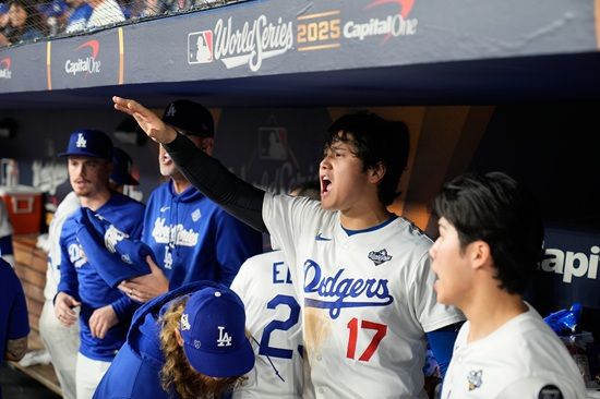 LA 다저스 유틸리티 플레이어 김혜성이 연장 18이닝 혈투에도 대주자 출전조차 없었다. 다저스 데이브 로버츠 감독 머릿속에 김혜성의 존재감이 거의 사라진 분위기다.&nbsp;다저스는 28일 미국 캘리포니아주 로스앤젤레스 다저스타디움에서 토론토 블루제이스와 2025 메이저리그(MLB) 월드시리즈 3차전을 치러 6-5로 승리했다.&nbsp;18회까지 치르면서 6시간39분이나 걸린 엄청난 혈투였지만 김혜성은 전혀 모습을 드러내지 않았다. 연합뉴스