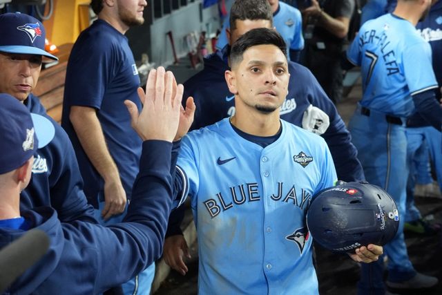 29일(한국시간) 미국 메이저리그(MLB) 포스트시즌 토론토 블루제이스와 LA 다저스의 월드시리즈(WS) 4차전, 7회초 2사 1, 2루 보 비솃의 1타점 적시타 때 2루주자 안드레스 히메네즈가 득점한 뒤 동료들과 기뻐하고 있다. Imagn Images 연합뉴스