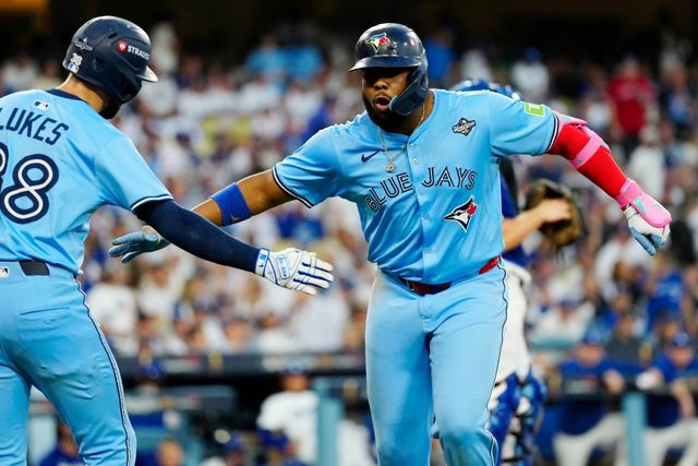 29일(한국시간) 미국 메이저리그(MLB) 포스트시즌 토론토 블루제이스와 LA 다저스의 월드시리즈(WS) 4차전, 3회초 1사 1루 토론토 블라디미르 게레로 주니어가 투런 홈런을 친 뒤 나단 룩스와 기쁨을 나누고 있다. AP 연합뉴스