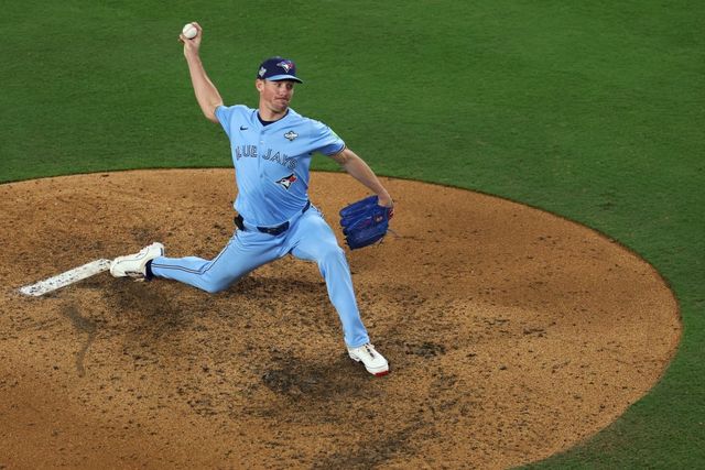 29일(한국시간) 미국 메이저리그(MLB) 포스트시즌 토론토 블루제이스와 LA 다저스의 월드시리즈(WS) 4차전, 7회말 토론토 크리스 배싯이 공을 힘차게 던지고 있다. AFP 연합뉴스