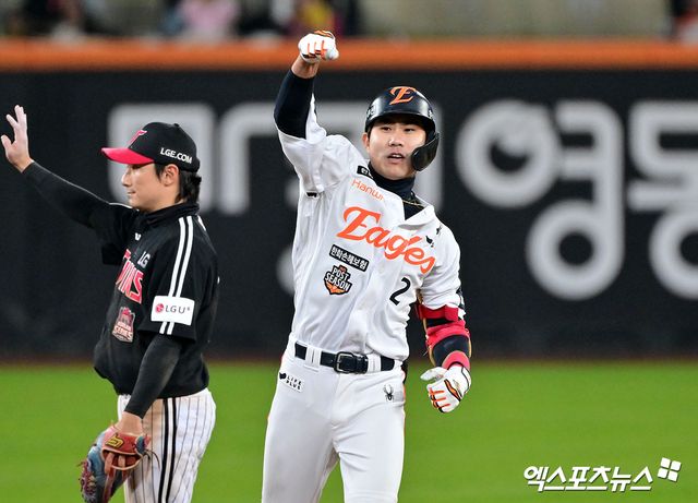 29일 오후 대전 한화생명 볼파크에서 열린 '2025 신한 SOL Bank KBO 한국시리즈' LG 트윈스와 한화 이글스의 3차전 경기, 8회말 2사 만루 한화 심우준이 2타점 2루타를 날리고 있다. 대전, 김한준 기자