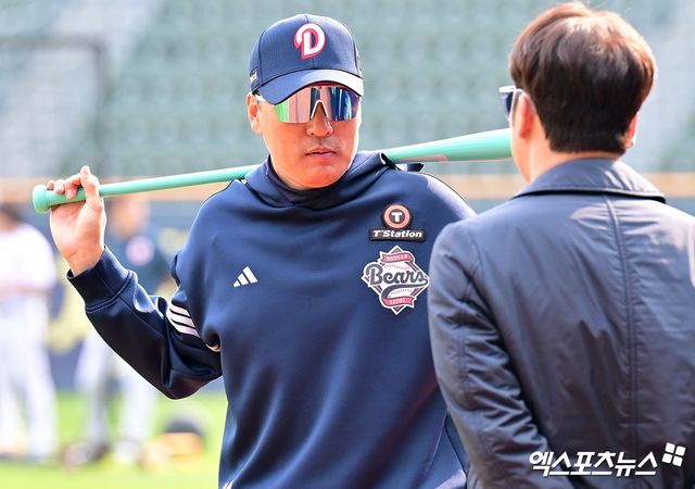 10일 오후 서울 송파구 잠실야구장에서 열리는 '2025 신한 SOL Bank KBO리그' 한화 이글스와 두산 베어스의 경기, 두산 이승엽 감독이 이택근 해설위원과 대화를 나누고 있다. 엑스포츠뉴스 DB