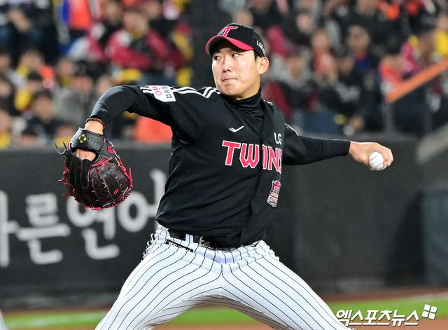  29일 오후 대전 한화생명 볼파크에서 열린 '2025 신한 SOL Bank KBO 한국시리즈' LG 트윈스와 한화 이글스의 3차전 경기, 1회말 LG 선발투수 손주영이 공을 힘차게 던지고 있다. 대전, 김한준 기자