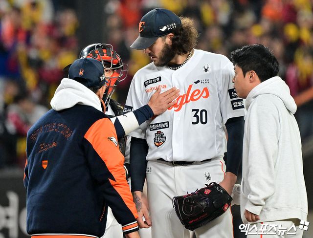 한화 이글스 코디 폰세는 29일 대전 한화생명 볼파크에서 열린 2025 신한 SOL Bank KBO리그 포스트시즌 LG 트윈스와의 한국시리즈 3차전에서 선발 등판, 6이닝 3피안타(1피홈런) 4사사구 6탈삼진 2실점을 기록했다. 사사구가 다소 있었으나 제 몫을 하고 마운드를 내려가며 한화의 포스트시즌 첫 퀄리티스타트를 달성했다. 6회초 1사 2루 한화 양상문 투수코치가 마운드를 방문해 폰세와 대화를 나누고 있다. 대전, 김한준 기자