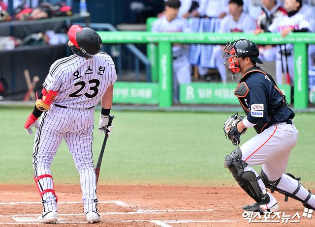 26일 오후 서울 송파구 잠실야구장에서 열린 '2025 신한 SOL Bank KBO 한국시리즈' 한화 이글스와 LG 트윈스의 1차전 경기, 1회말 무사 1,2루 LG 오스틴이 루킹삼진을 당하고 있다. 엑스포츠뉴스 DB